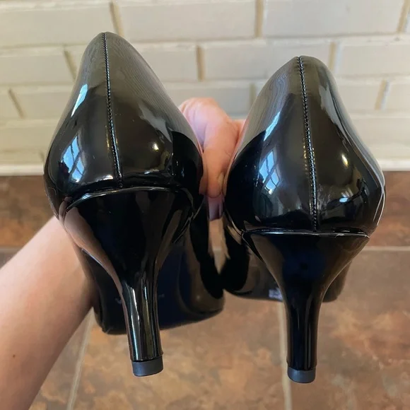 Easy Street Black Patent Pumps (Size 9WW) - Picture 7 of 8